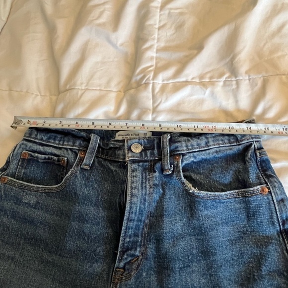 ABERCROMBIE & FITCH High Rise Mom Short, size 28 medium wash cut off's - Picture 10 of 12